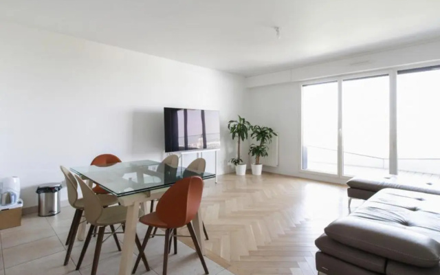 Spacious 4-rooms with terrace and parking close to Paris
