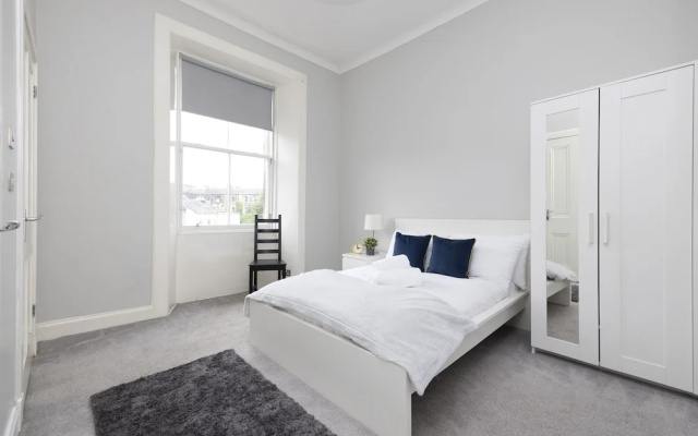 JOIVY 4-Bed Stylish Flat In Edinburgh City Centre