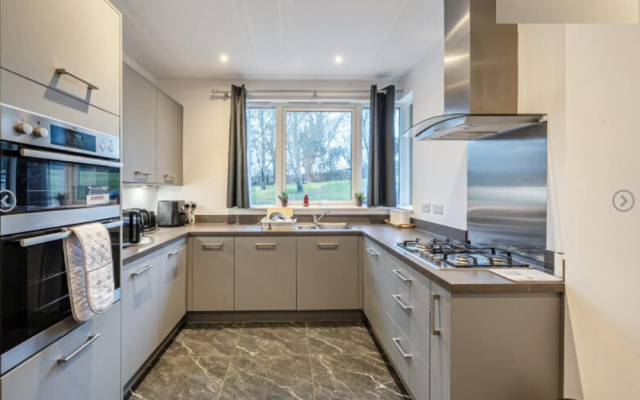 House - Sleeps 6 & Free Parking