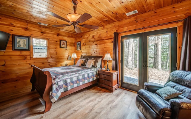 Blueridge Retreat Private 4 BDR Cabin Sleeps 10!
