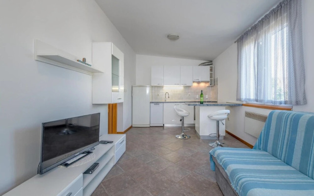 Amazing Apartment in Sukosan With 1 Bedrooms, Jacuzzi and Wifi