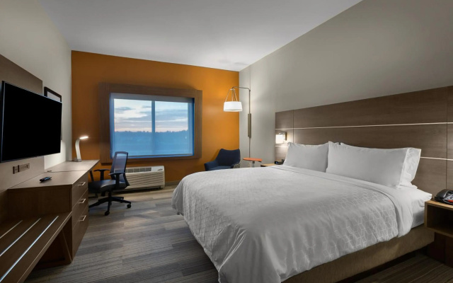Holiday Inn Express & Suites Fayetteville South by IHG
