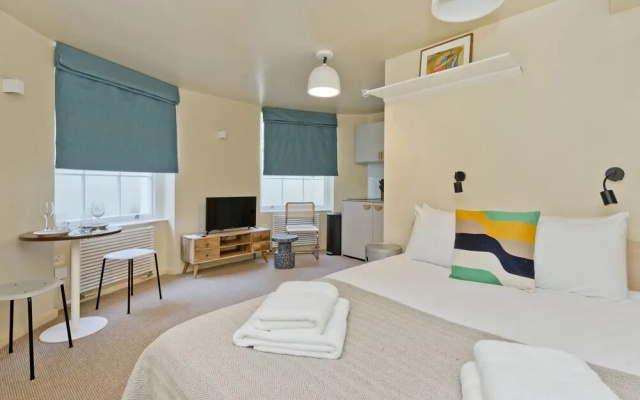 Bijou Lower Ground Studio in Primrose Hill Terrace
