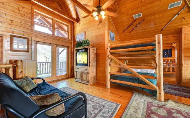 Mountaintop Lodge - Eight Bedroom Cabin
