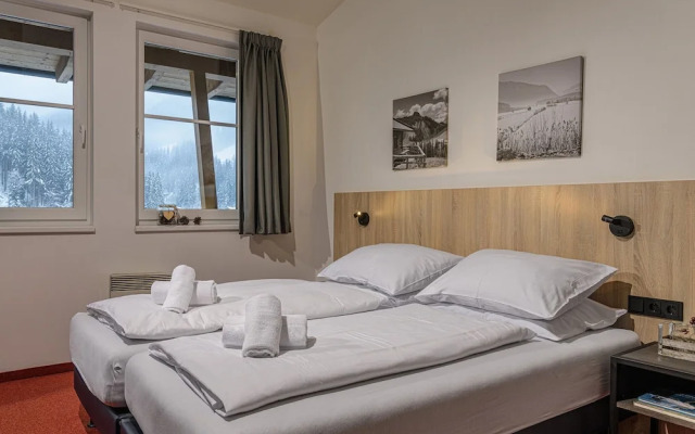 Hilltop Apartment in Viehhofen With hot tub