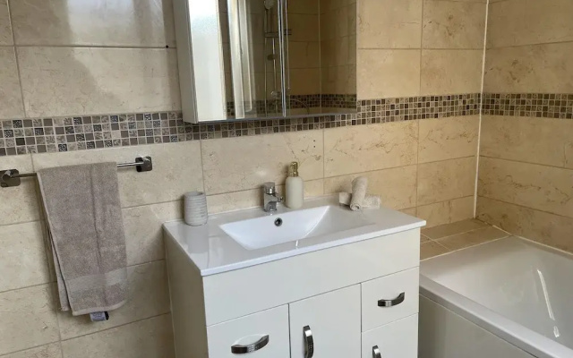 3 Bed House - Sleeps 5 - Garden - Parking - Wifi