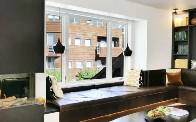 Downtown Modern Creekside by Exceptional Stays