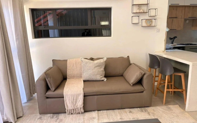One Bedroom Modern Apartment in Fomona - 2386