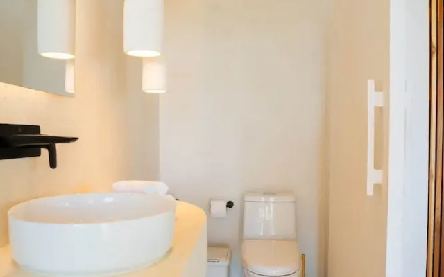 w Stylish 1BR w Stunning Balcony Views