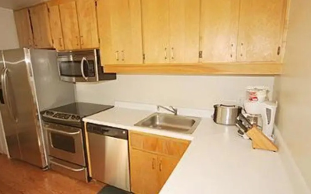 RedAwning Ala Wai Apartment