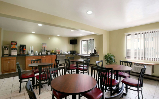 Super 8 by Wyndham Eau Claire WI