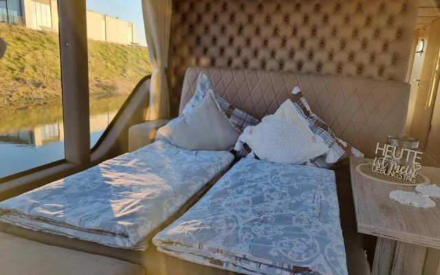 Luxe huisboot met 6 slaapplaatsen en airco in Limburg