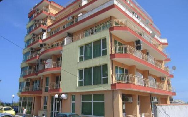 Отель Guest House California Поморие вид на фасад