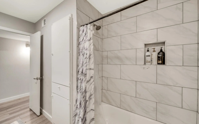 Cozy 2BR Near UT Hyde Park Evonify