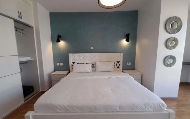 Spacious 2 Bedroom Serviced Apartment with Pool