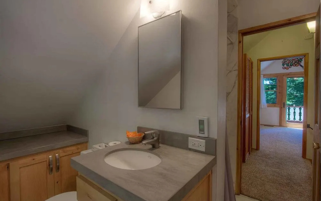 Hudsons Hideaway by Lake Tahoe Accommodations