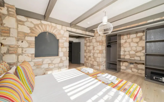 Excellent Hotel Room Near Hadrian s Gate