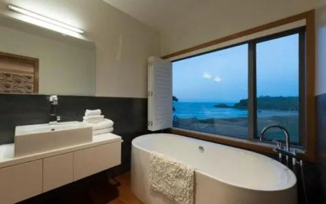 Otaha Beachfront Lodge
