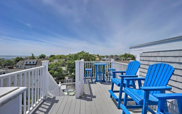 Couples Retreat! Penthouse Near Commercial Street