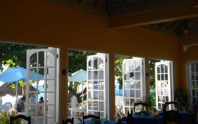 Отель Coral Seas Beach Resort вид на фасад