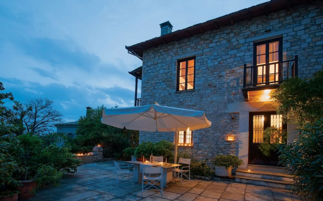 The Fountainhead Historic Chalet by JJ