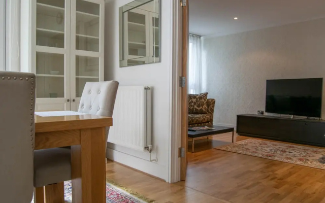 1 Bedroom Flat With Balcony Near Canary Wharf