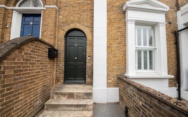 Отель 2 Bedroom Home Near Peckham High Street вид на фасад