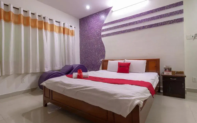 RedDoorz near Tan Huong Market 2