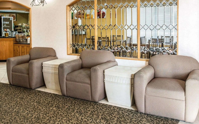 Quality Inn & Suites Shelbyville I-74