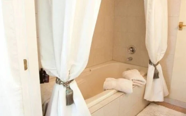 Mill Creek Manor B & B