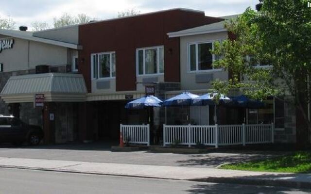 Отель Hôtel Le Voyageur de Québec Канада, Квебек - 1 отзыв об отеле, цены и фото номеров - забронировать отель Hôtel Le Voyageur de Québec онлайн вид на фасад
