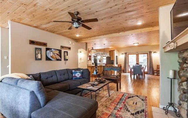 Little Creek Retreat - Four Bedroom Cabin with Hot Tub
