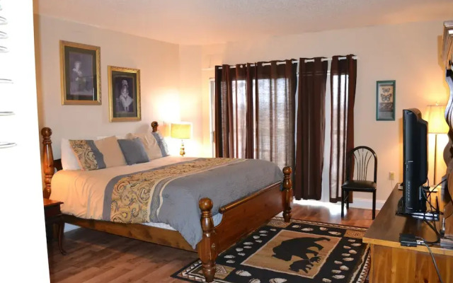 City View 411 3BD Condo with Fireplace by RedAwning