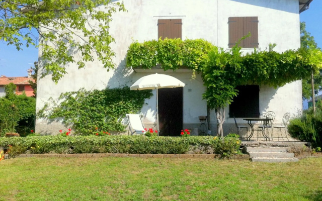 Scenic Holiday Home in Pastrengo near Lazise Lake & City Center
