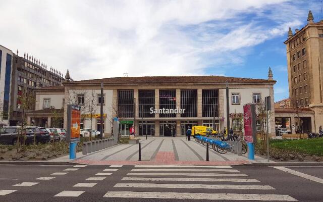 Отель City House Alisas Santander вид на фасад
