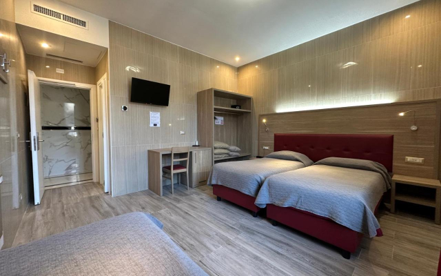 Hotel Midway