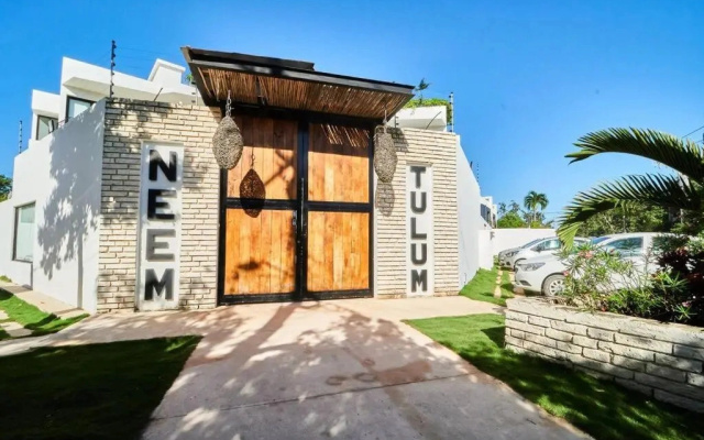 Neem 11 Stylish&Bright APT 2 Pools, AC, Gym & 50MB WIFI
