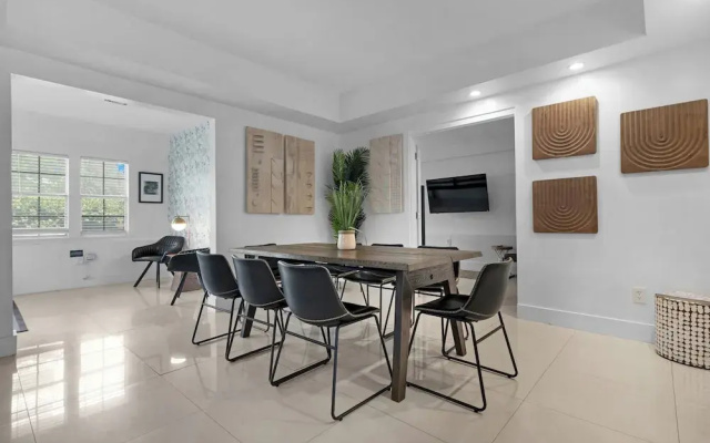 7BD Downtown Oasis Pool