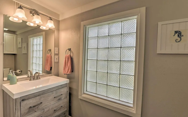 Walk to Beach & State Park! Bungalow in Galveston