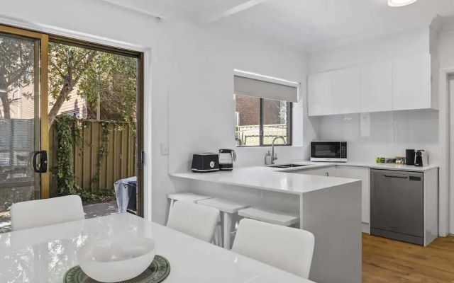 Coastal 3-bed House With BBQ and Private Courtyard