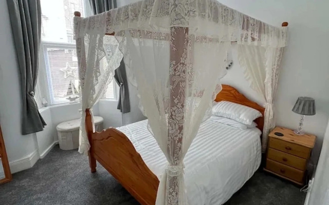 Apartment Sleeps 4 With Parking