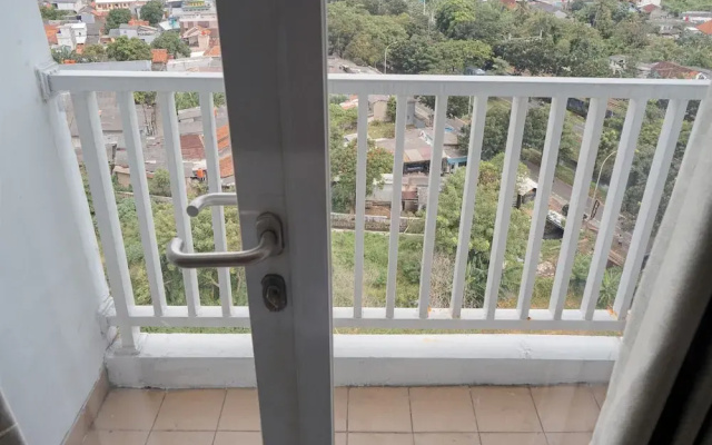 Comfortable and Warm Studio at Poris 88 Apartment