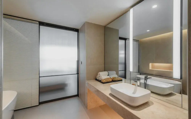 Wave M Hotel West