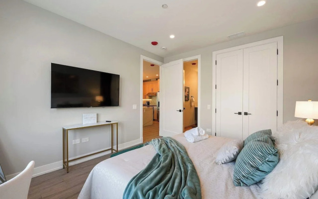 Modern 2br2ba Condo Free Parking and Balcony