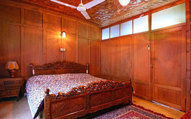 Houseboat Ambassador