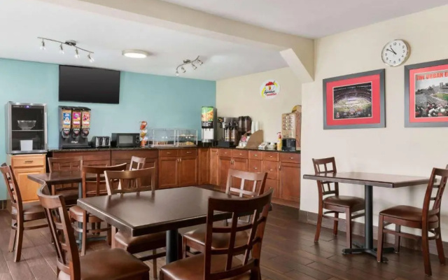 Super 8 By Wyndham Findlay