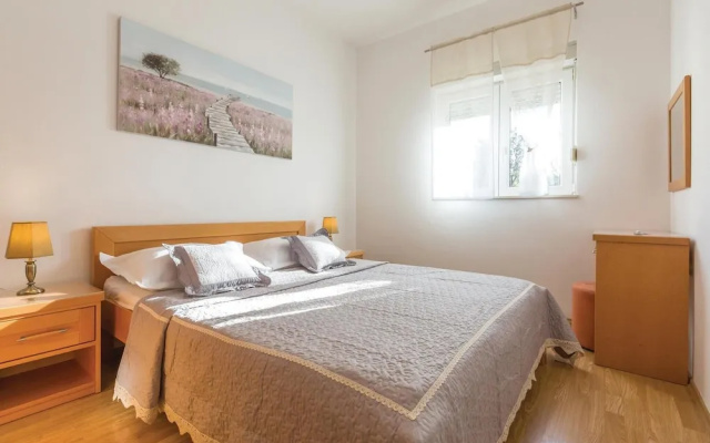 Nice Home in Makarska With Wifi and 2 Bedrooms