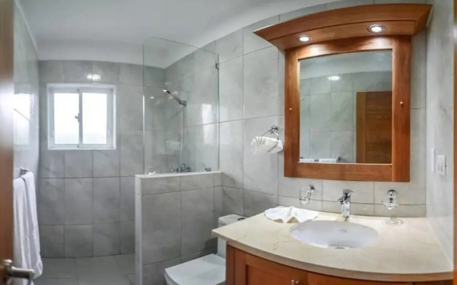 Professionally Decorated Open Concept Villa