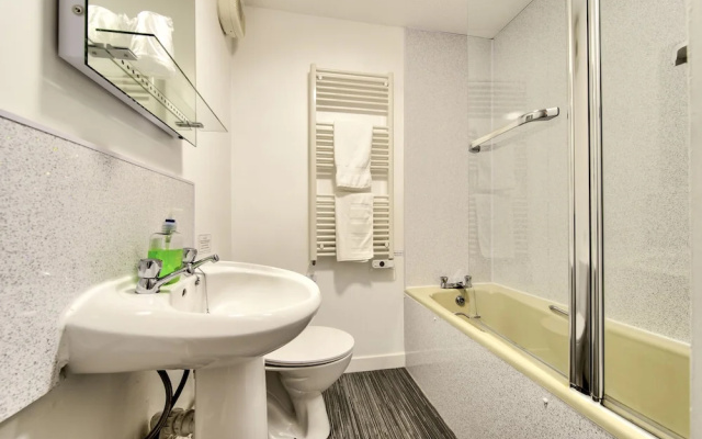 Grassmarket Apartment with Castle View