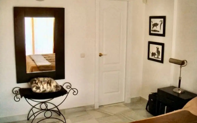 Lovely, Well Appointed Spanish Townhouse